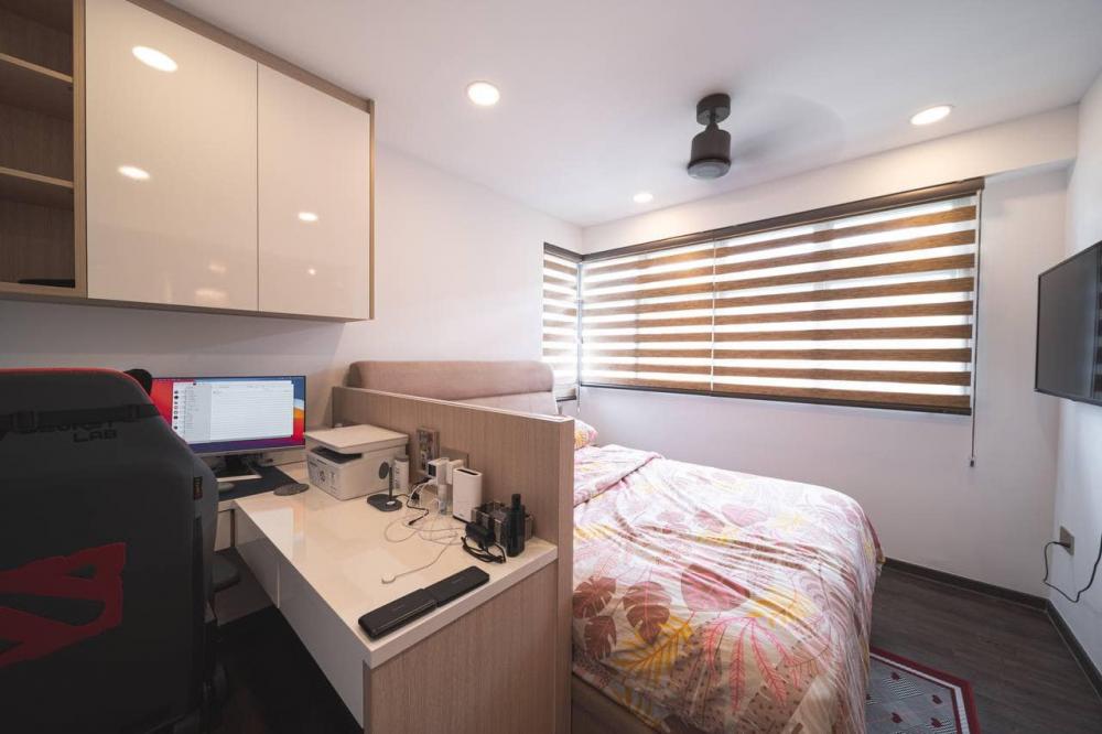 Modern Bedroom with Vinyl Flooring and Wardrobe