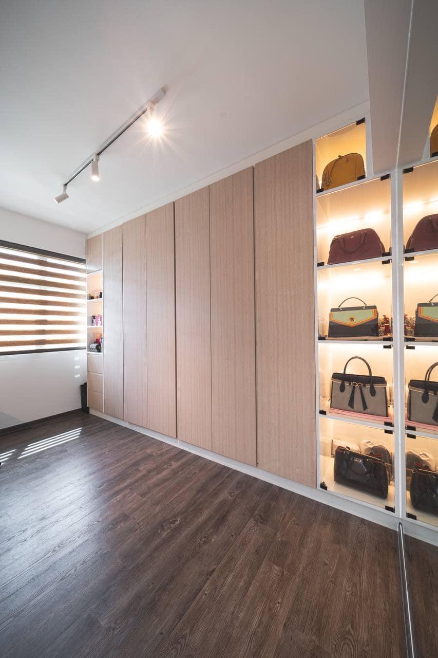Modern Walk-in Wardrobe with Mirror and Wardrobe