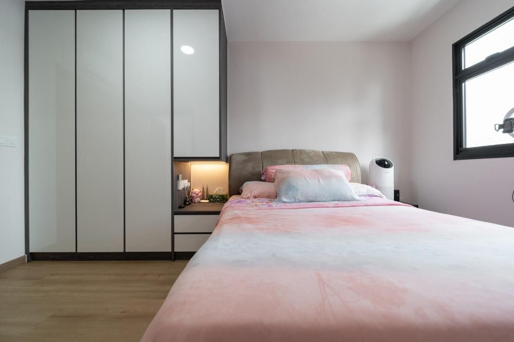 Country Bedroom with Vinyl Flooring and Wardrobe