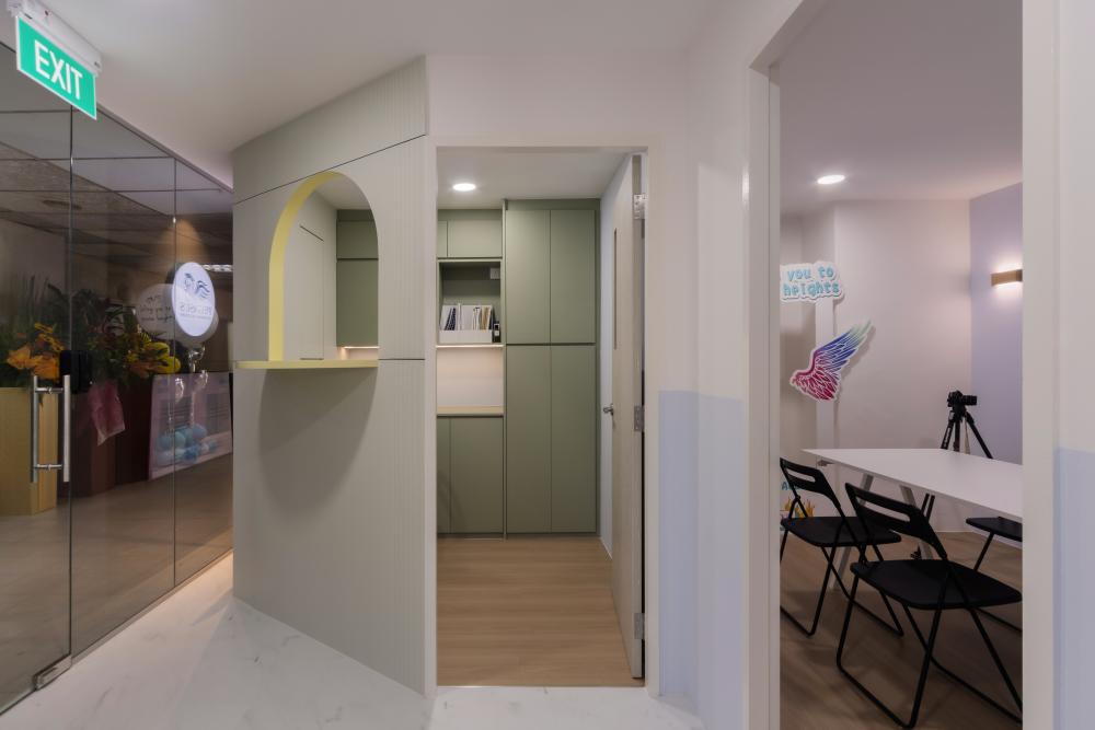 Modern Office with Bookshelf and Desk