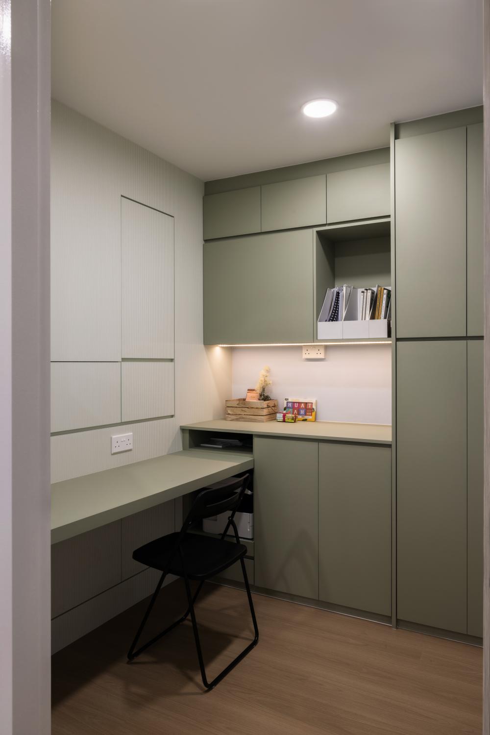Modern Office with Bookshelf and Desk