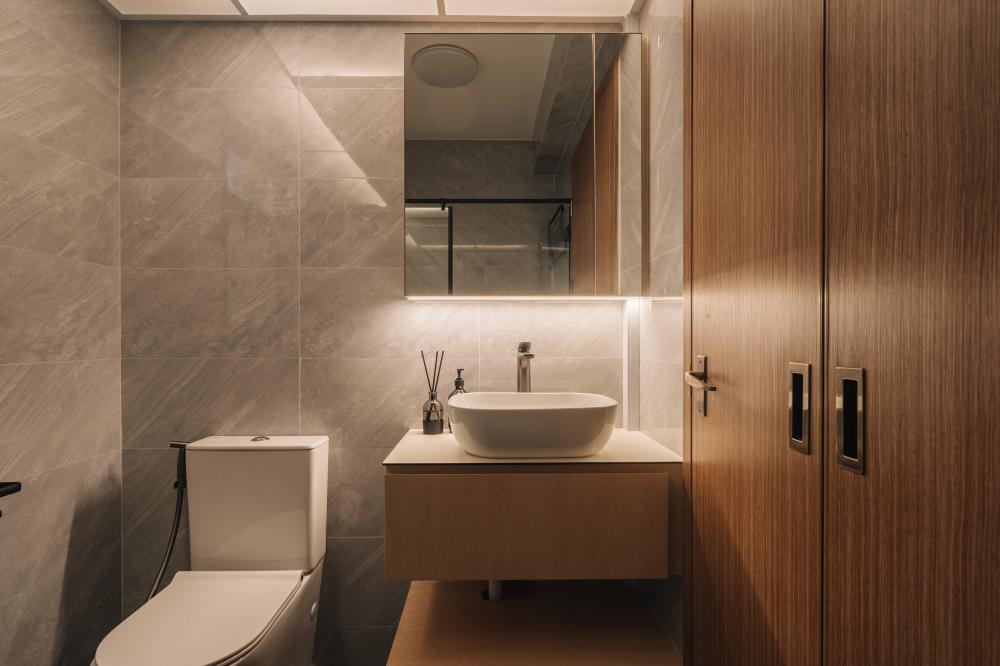 Scandinavian Bathroom with Mirror and Bathroom Storage