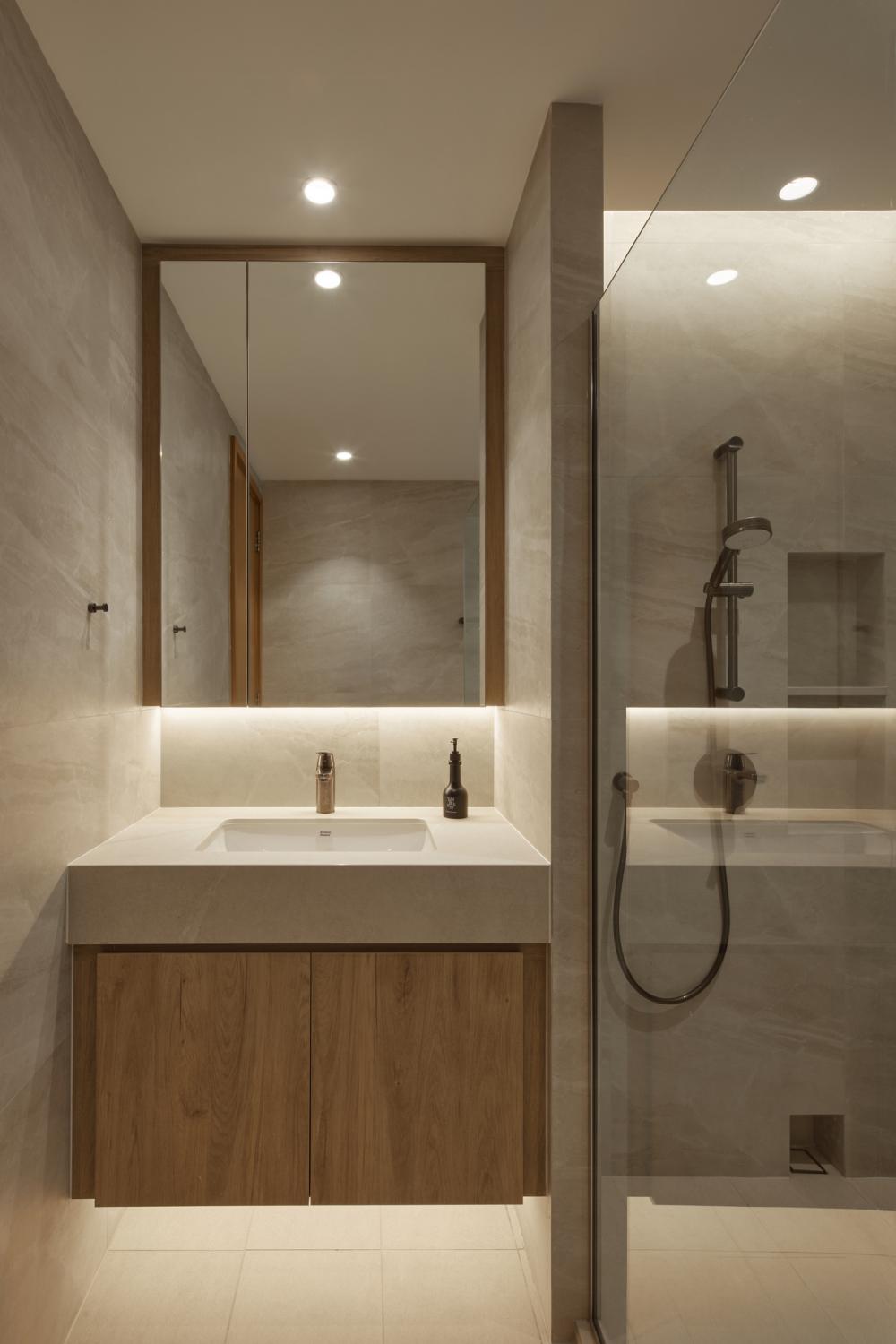 Contemporary Bathroom with Mirror and Bathroom Storage