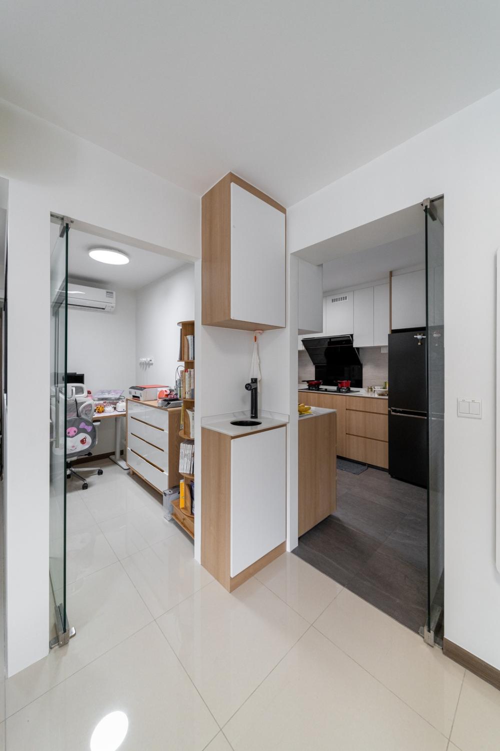 Minimalist Kitchen with Kitchen Window and Kitchen Island