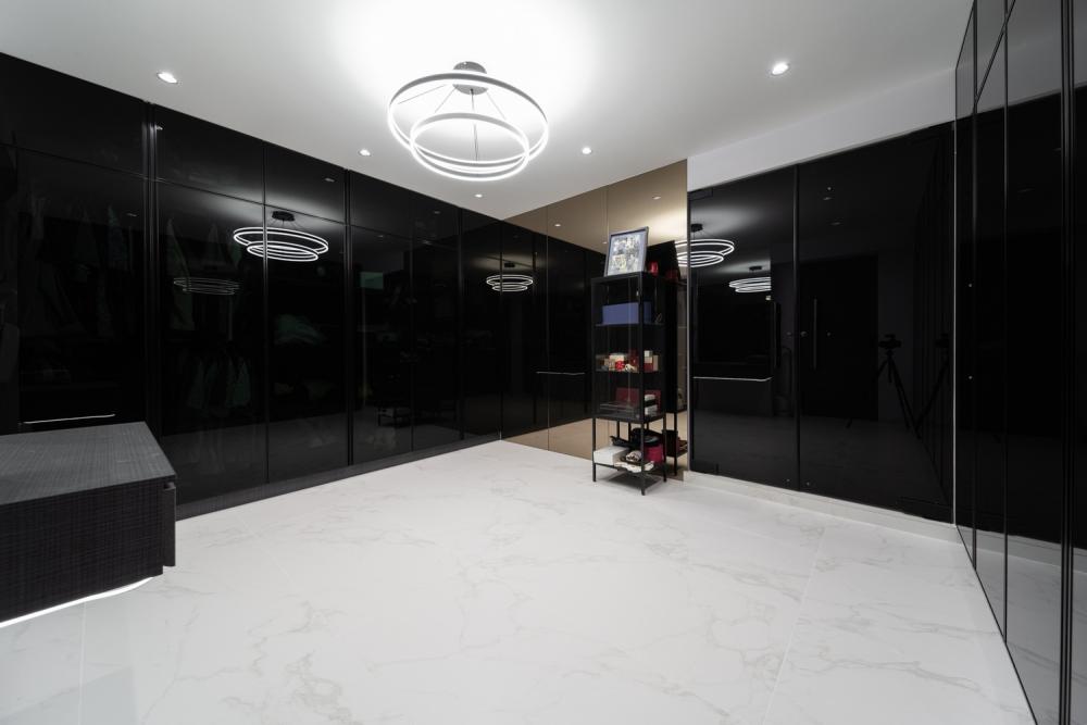 Modern Walk-in Wardrobe with Mirror and Wardrobe