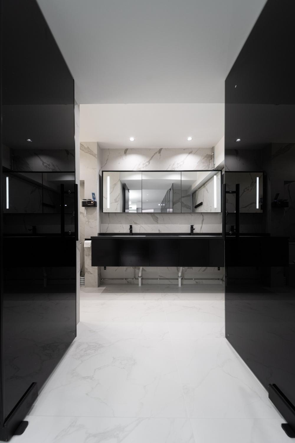 Modern Bathroom with Homogeneous Tiles and Mirror