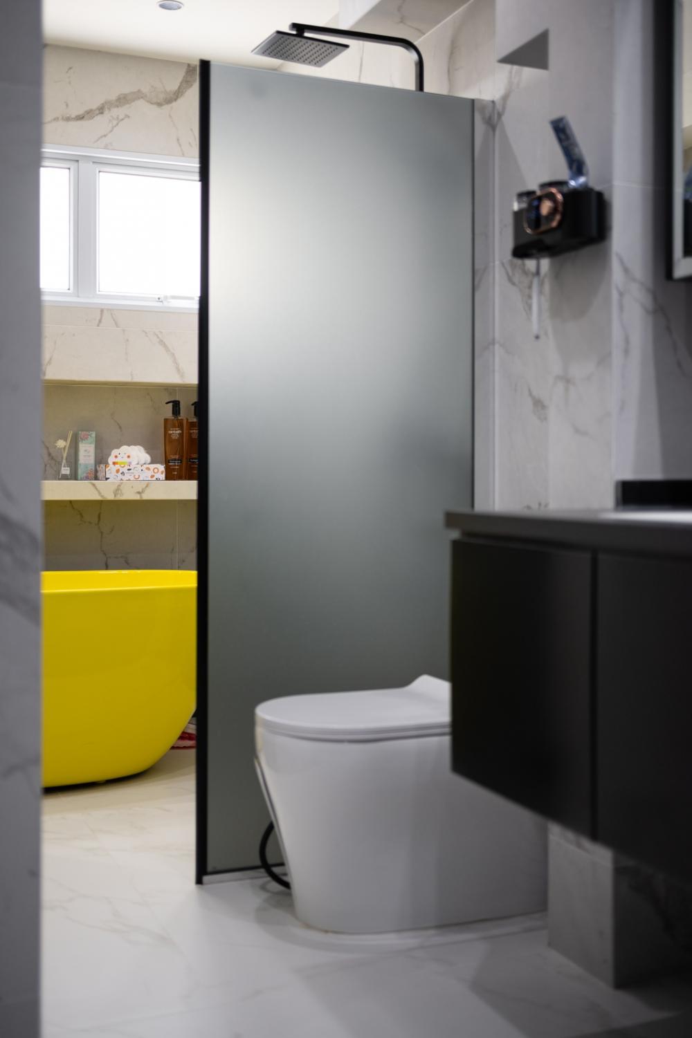 Modern Bathroom with Countertop and Mirror