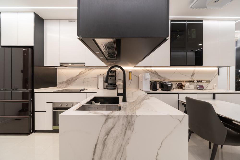 Modern Kitchen with Countertop and Kitchen Island