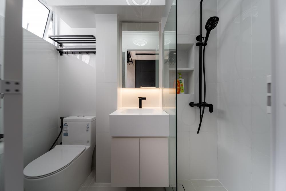 Modern Bathroom with Countertop and Mirror