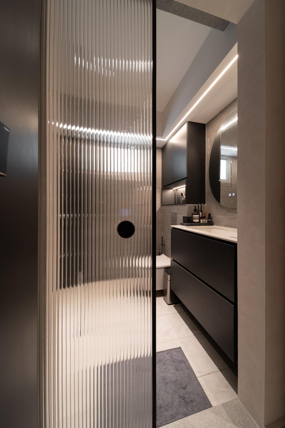 Modern Bathroom with Mirror and Glass Door