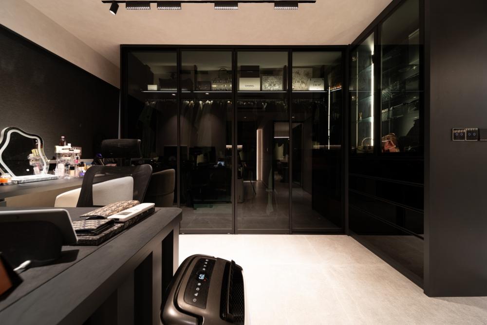 Modern Walk-in Wardrobe with Mirror and Wardrobe