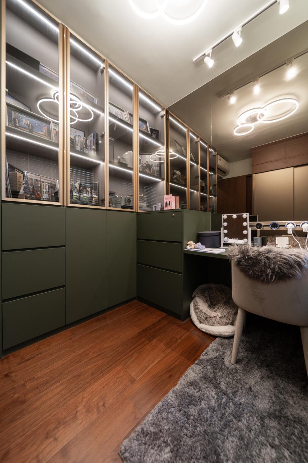 Modern Walk-in Wardrobe with Mirror and Wardrobe