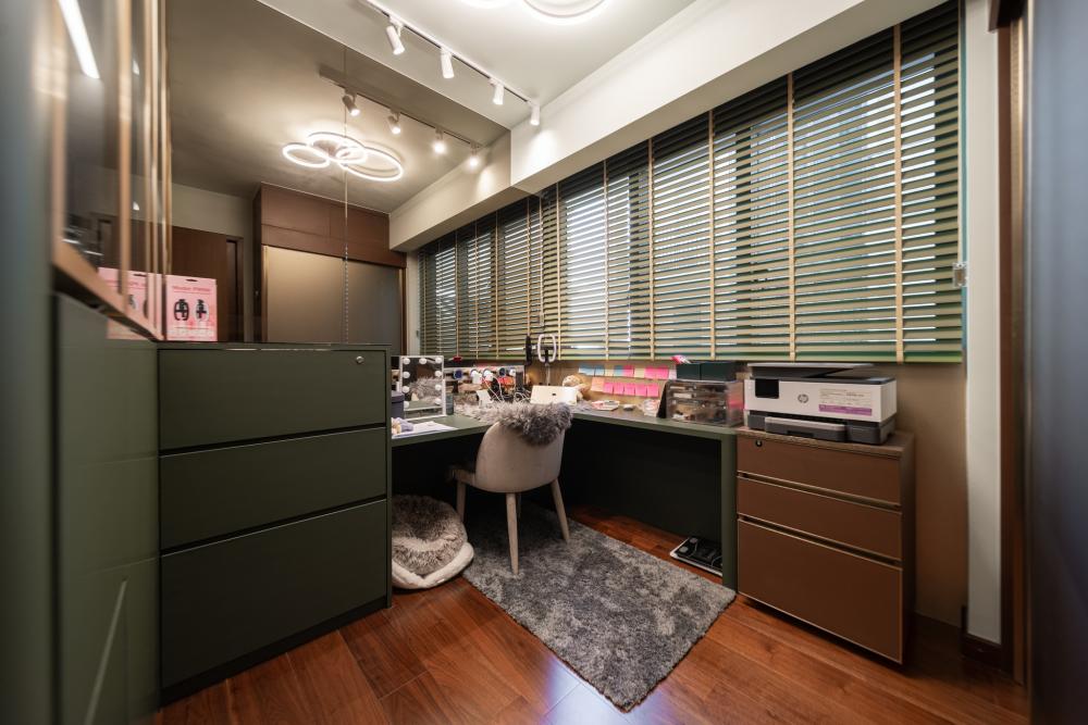 Modern Walk-in Wardrobe with Mirror and Wardrobe