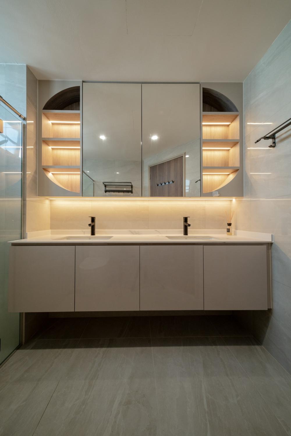 Contemporary Bathroom with Mirror and Bathroom Storage