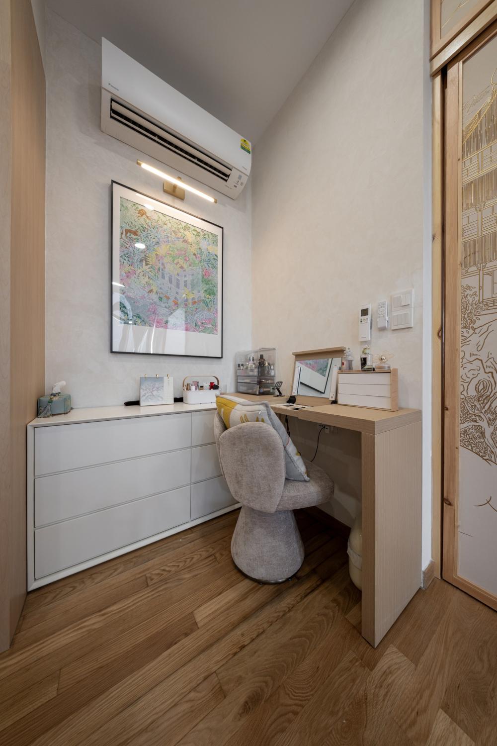 Asian Walk-in Wardrobe with Mirror and Wardrobe
