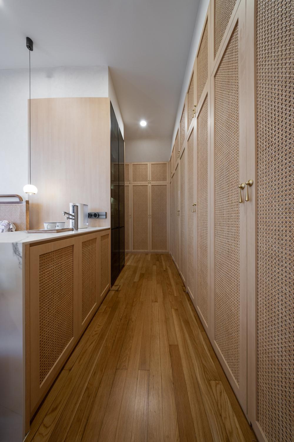 Asian Walk-in Wardrobe with Kitchen Island and Wardrobe