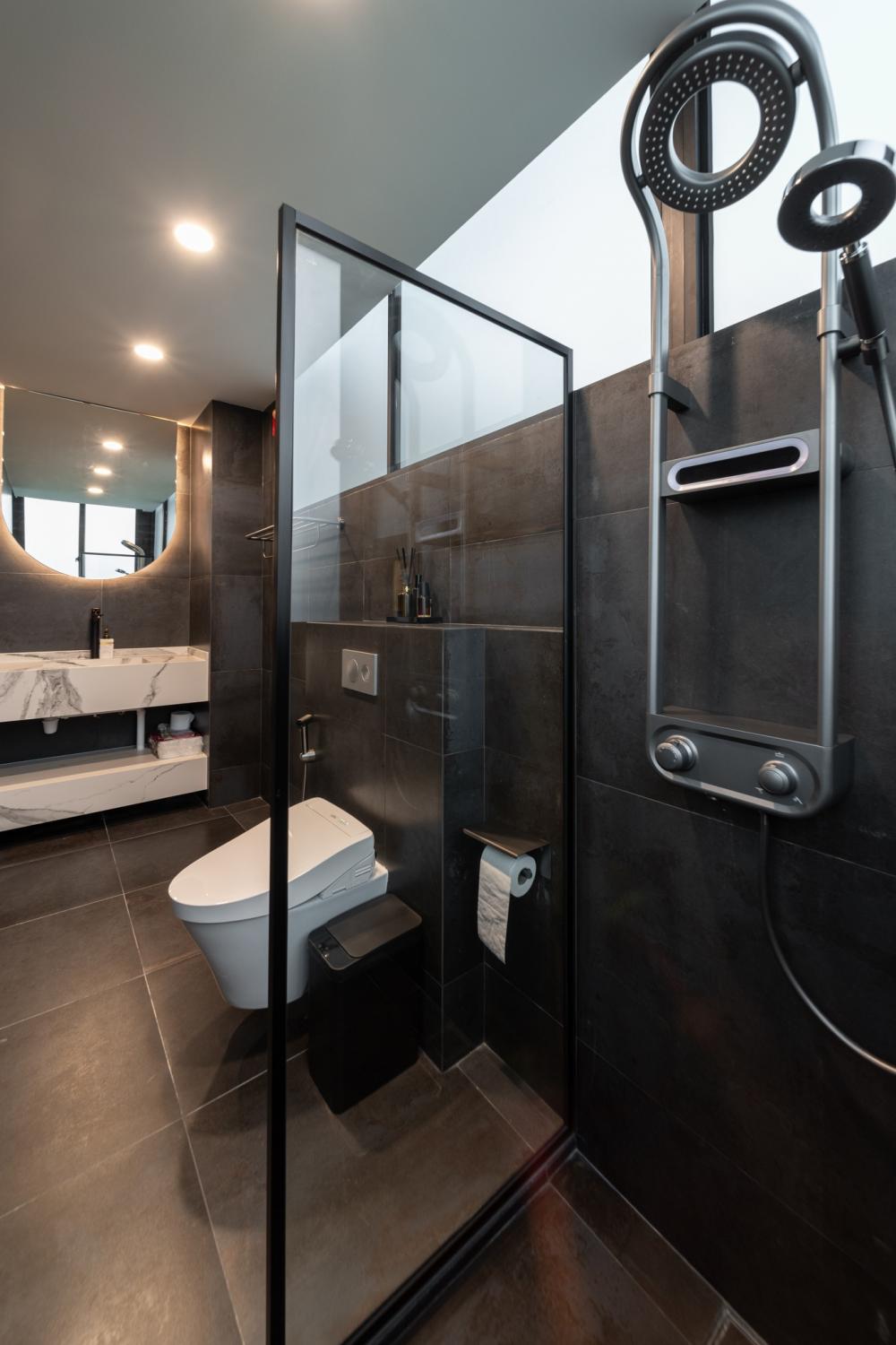 Modern Bathroom with Countertop and Mirror