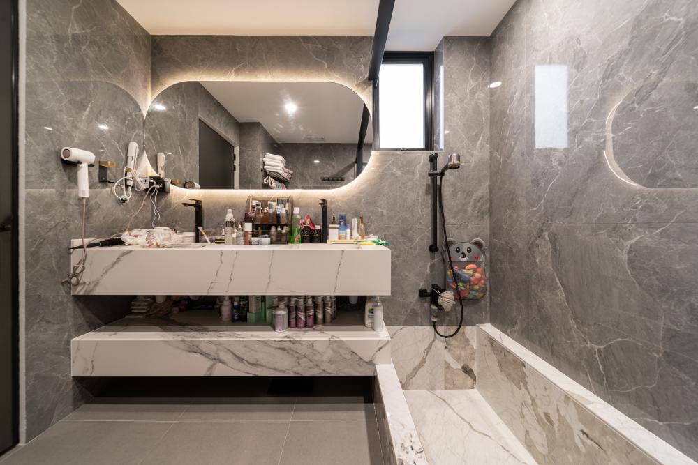 Modern Bathroom with Countertop and Mirror