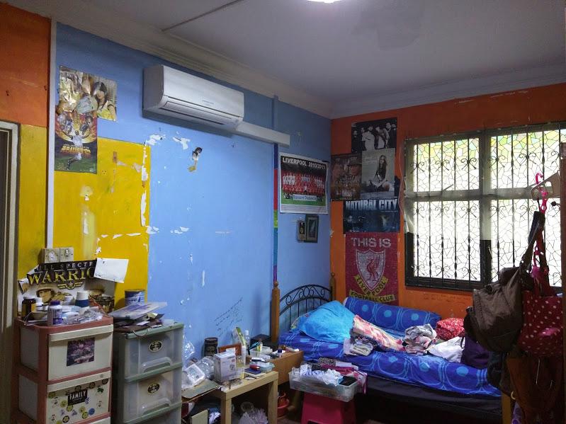 Asian Bedroom with Vinyl Flooring and Homogeneous Tiles