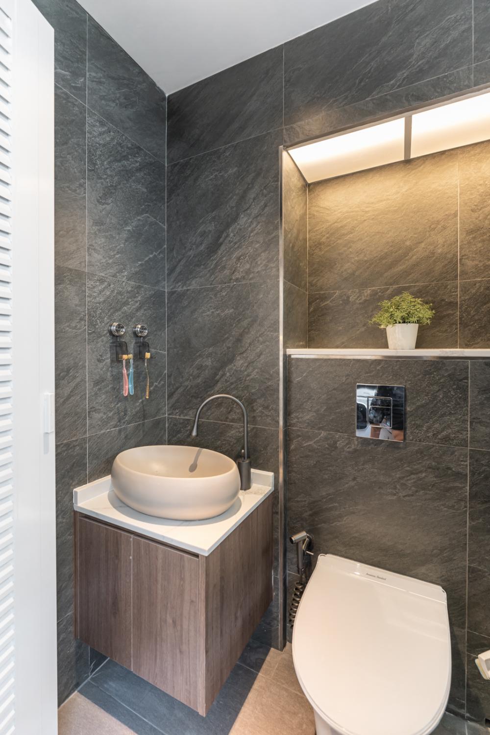 Modern Bathroom with Homogeneous Tiles and Shower Screen