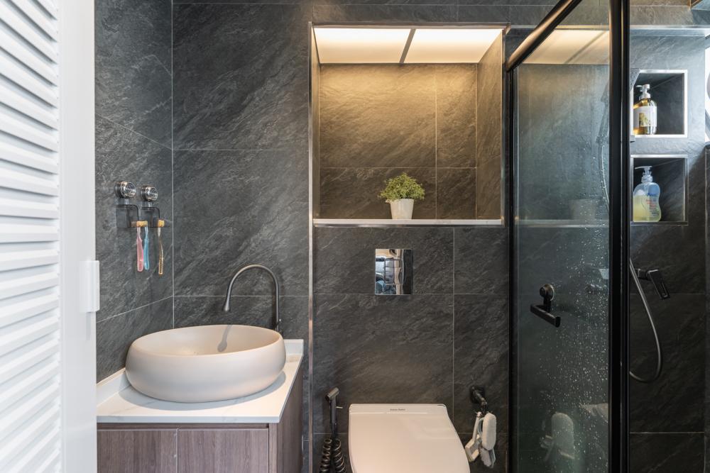Modern Bathroom with Homogeneous Tiles and Shower Screen