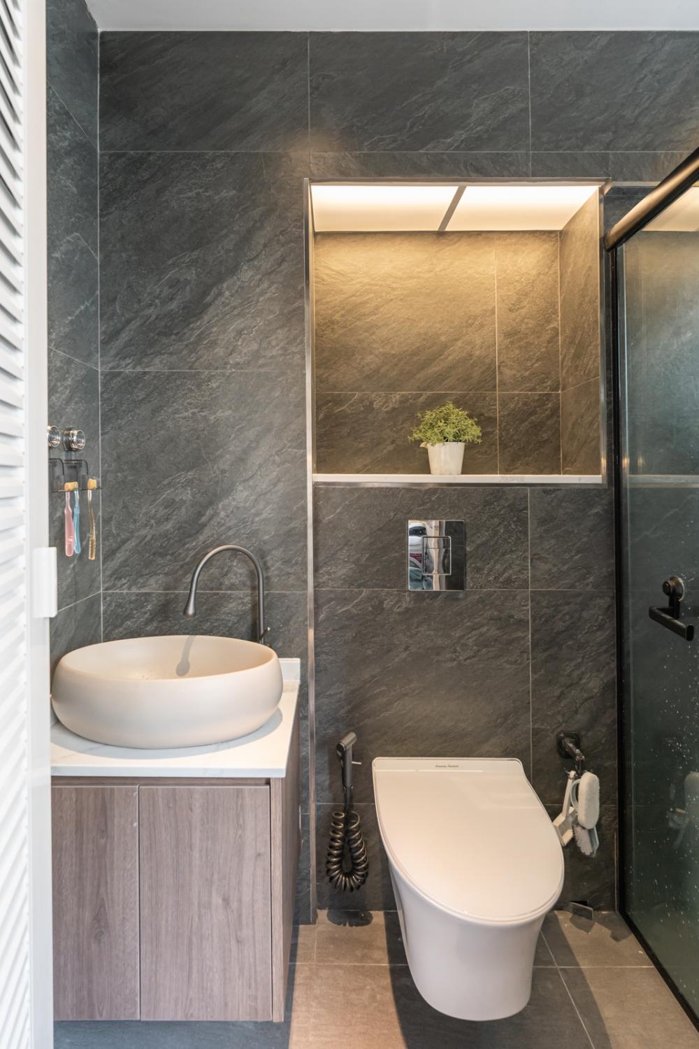 Modern Bathroom with Homogeneous Tiles and Shower Screen