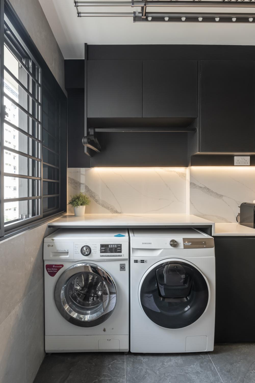 Modern Kitchen with Countertop and Homogeneous Tiles