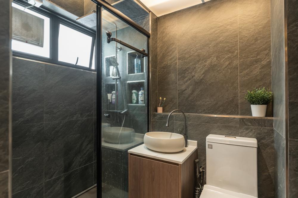 Modern Bathroom with Homogeneous Tiles and Shower Screen