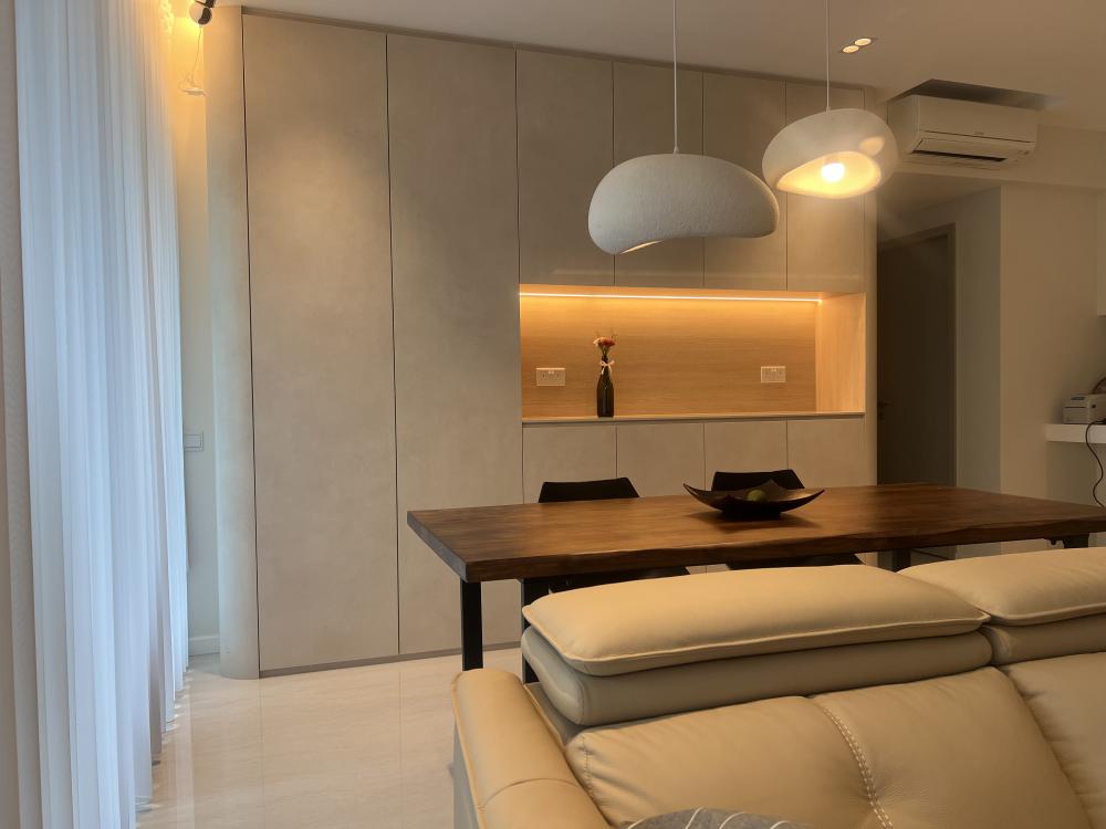 Modern Dining Room with Drop Ceiling and Dining Table