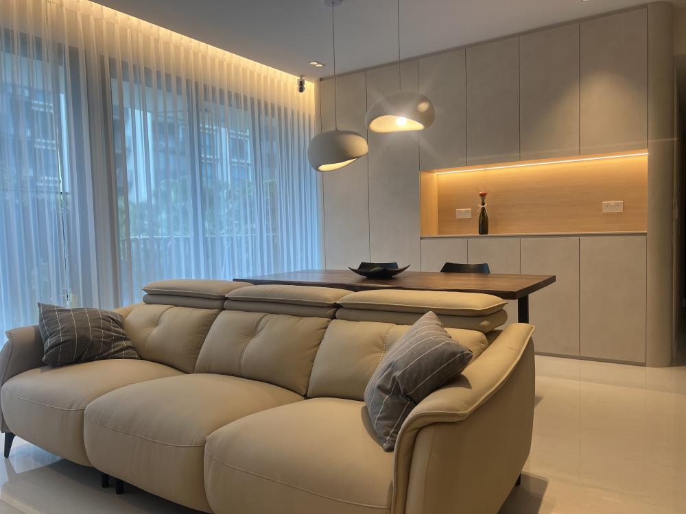Modern Dining Room with Cove Lighting and Dining Table