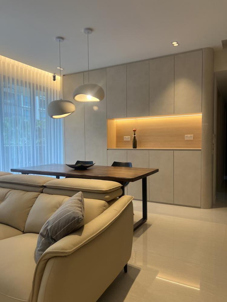 Modern Dining Room with Cove Lighting and Dining Table