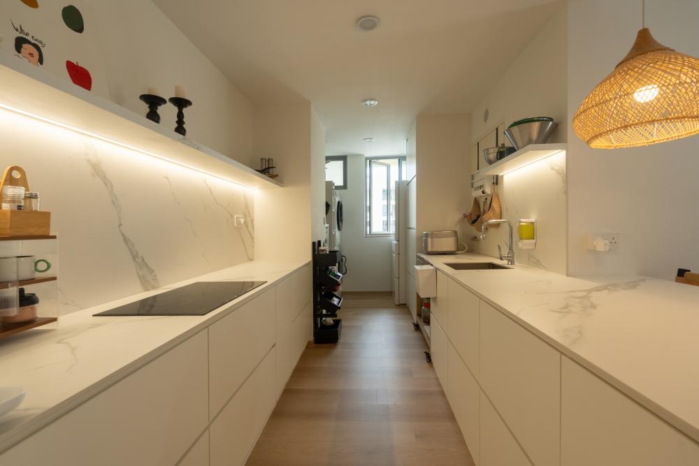 Contemporary Kitchen with Vinyl Flooring and Open Kitchen