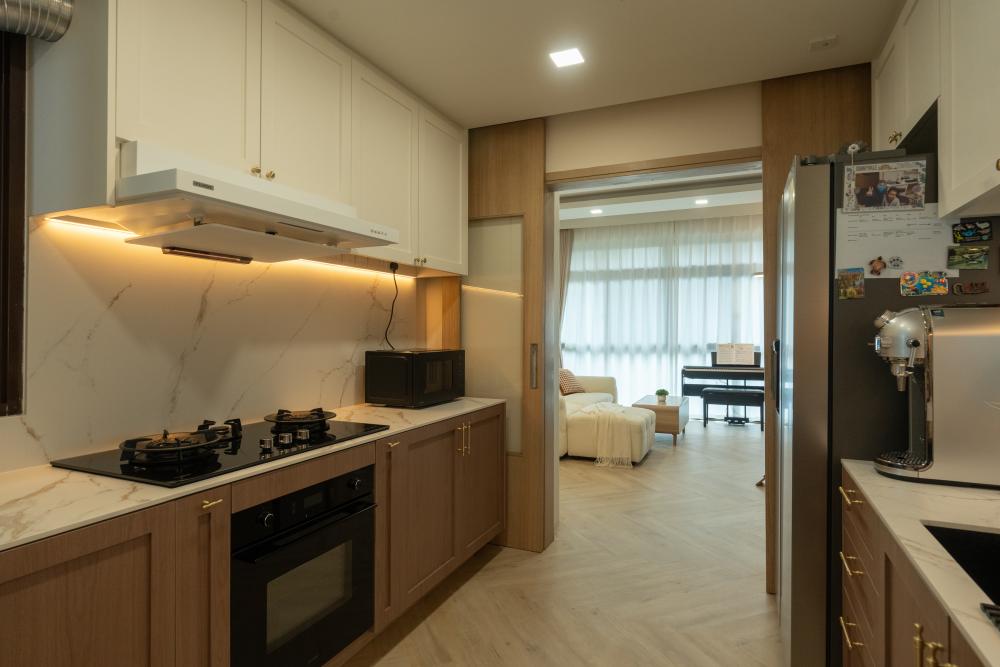 Contemporary Kitchen with Homogeneous Tiles and Kitchen Window