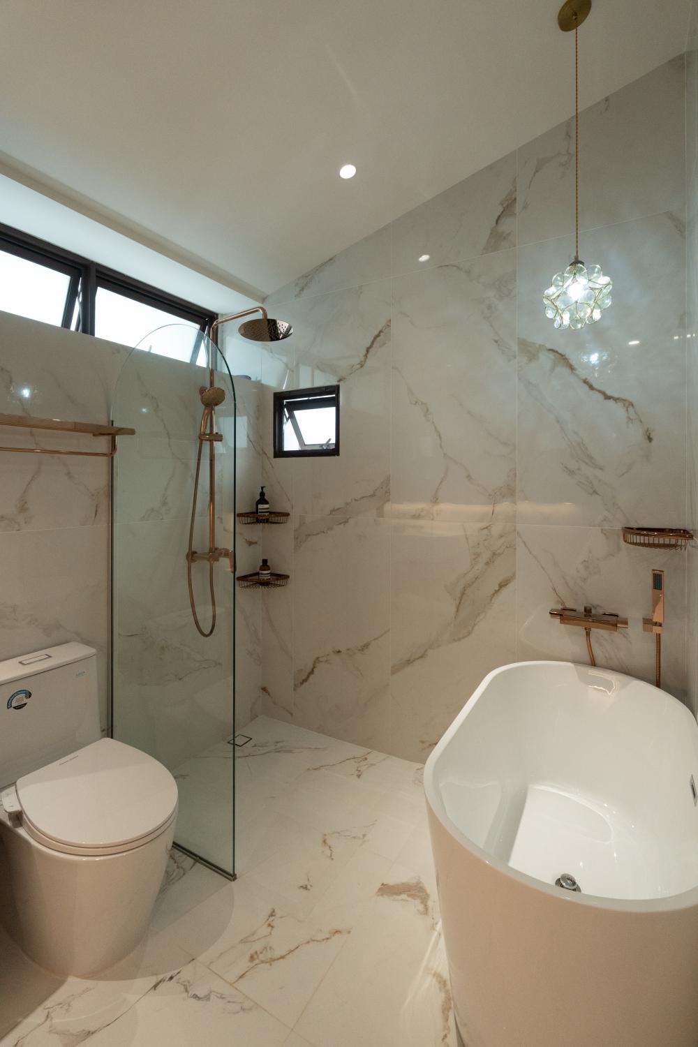 Contemporary Bathroom with Bathtub and Shower Screen