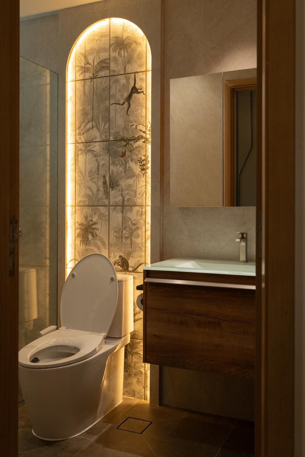 Contemporary Bathroom with Mirror and Bathtub