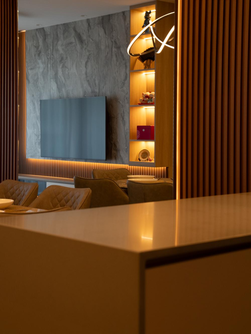 Contemporary Dining Room with Dining Table and Dining Chairs