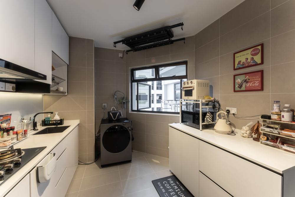 Contemporary Kitchen with Countertop and Homogeneous Tiles