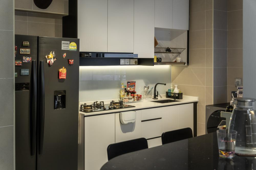 Contemporary Kitchen with Countertop and Open Kitchen