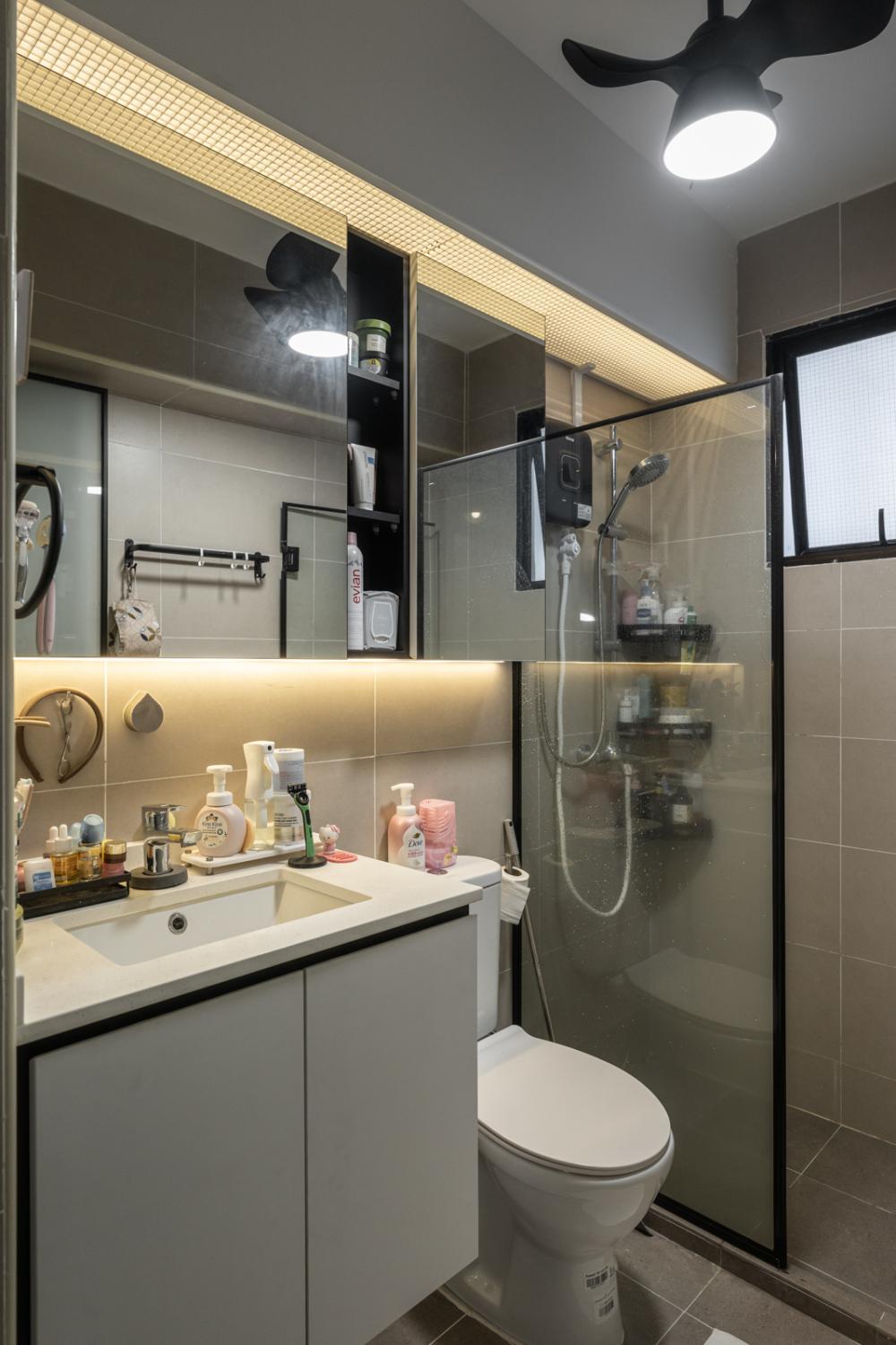 Contemporary Bathroom with Homogeneous Tiles and Shower Screen