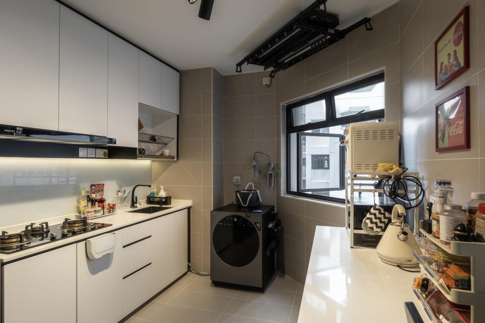 Contemporary Kitchen with Homogeneous Tiles and Open Kitchen