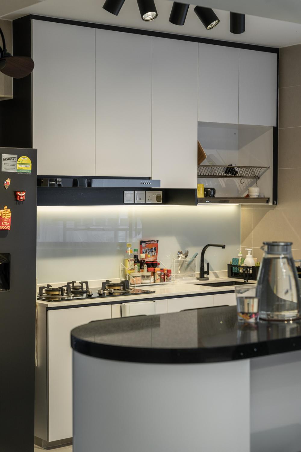 Contemporary Kitchen with Homogeneous Tiles and Kitchen Island