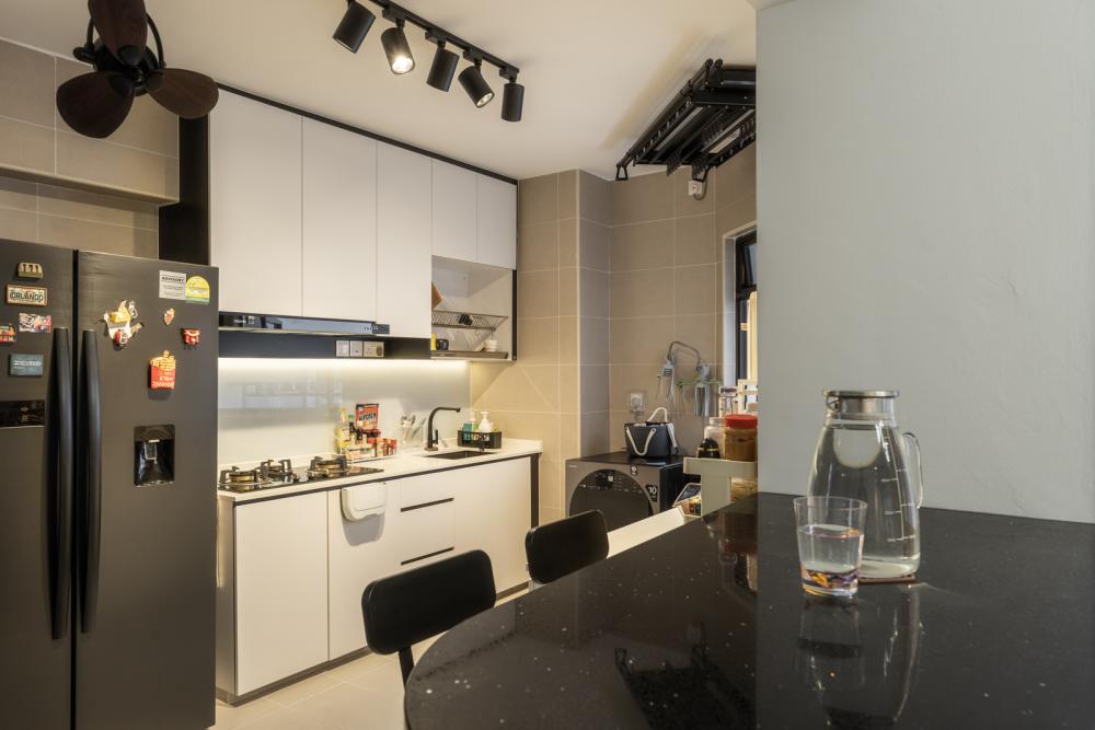 Contemporary Kitchen with Breakfast Counter and Kitchen Backsplash