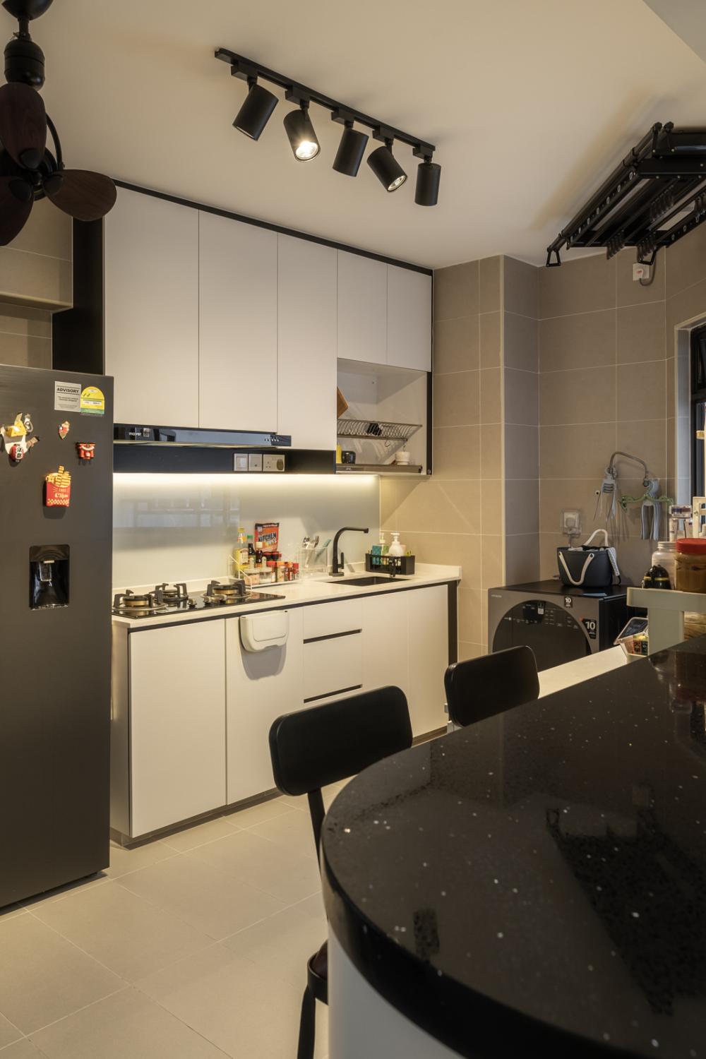 Contemporary Kitchen with Homogeneous Tiles and Open Kitchen