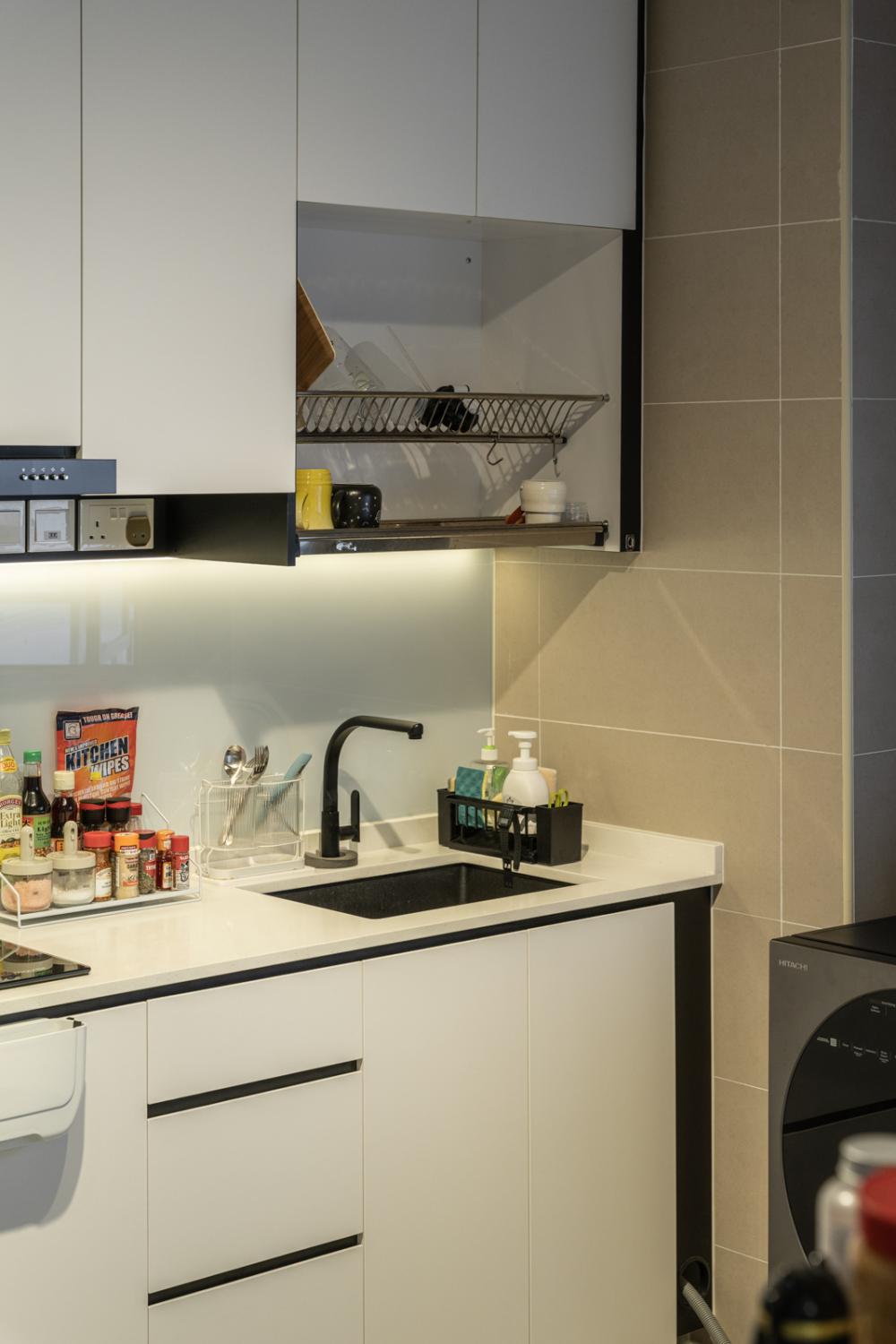 Contemporary Kitchen with Homogeneous Tiles and Kitchen Backsplash