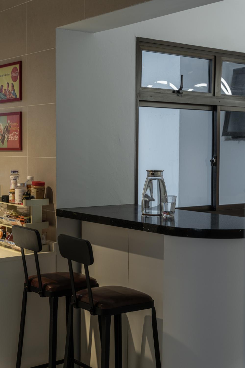 Contemporary Kitchen with Homogeneous Tiles and Kitchen Island