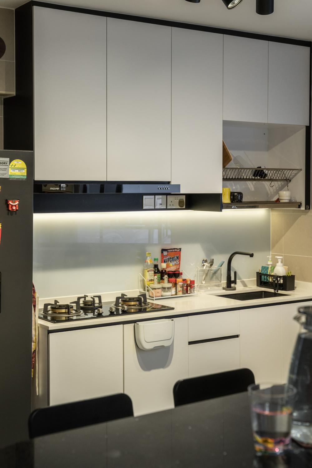 Contemporary Kitchen with Kitchen Island and Breakfast Counter