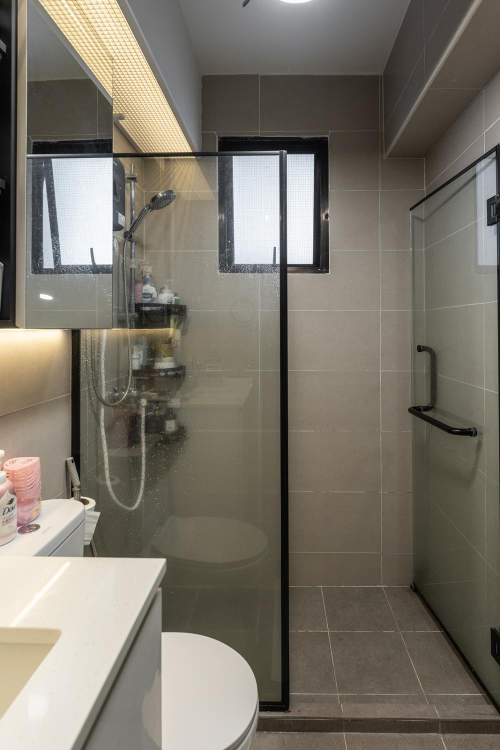 Contemporary Bathroom with Homogeneous Tiles and Shower Screen