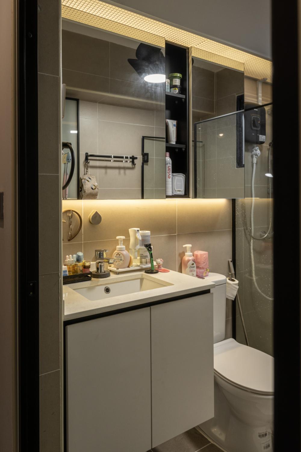 Contemporary Bathroom with Homogeneous Tiles and Shower Screen