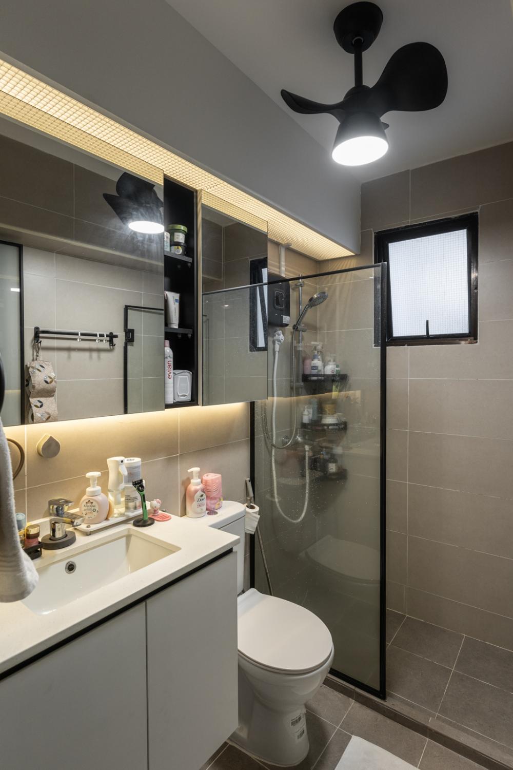Contemporary Bathroom with Homogeneous Tiles and Shower Screen