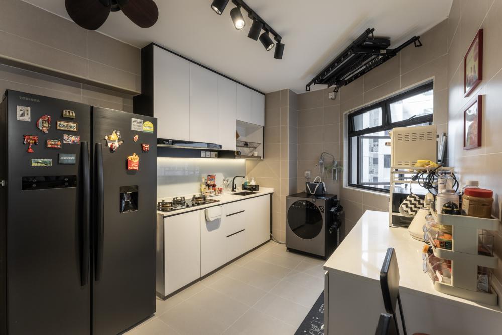 Contemporary Kitchen with Countertop and Homogeneous Tiles